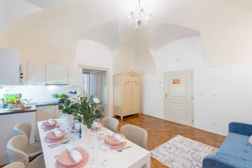Rose Apartments / Romantic & Cozy / City Center Prague Ngoại thất bức ảnh